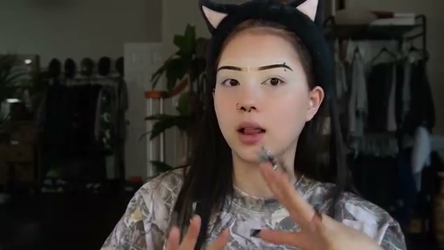 @elm0zwrldyt reviewing e.l.f. Cosmetics Camo Concealer at 05:11 in a YouTube Shorts video