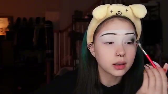 @elm0zwrldyt reviewing Essence Art Gallery Eyeshadow Palette at 06:45 in a YouTube Shorts video