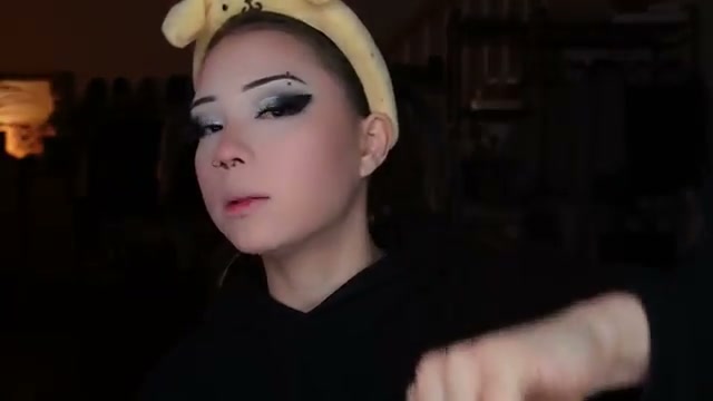 @elm0zwrldyt reviewing Essence Butter Bronze at 19:24 in a YouTube Shorts video