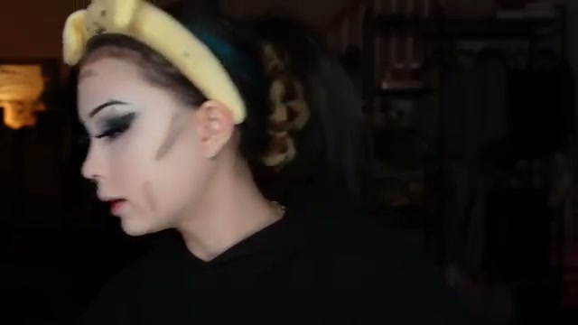 @elm0zwrldyt reviewing Essence Contour and Bronzer Stick at 13:40 in a YouTube Shorts video