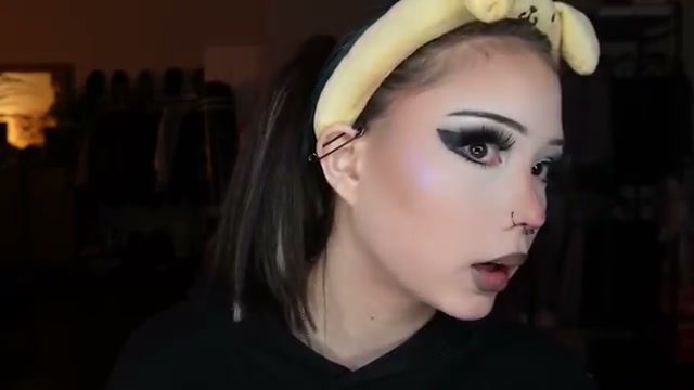 @elm0zwrldyt reviewing Essence Fix and Lash Instant Matte Alcohol-Free Setting Spray at 24:33 in a YouTube Shorts video