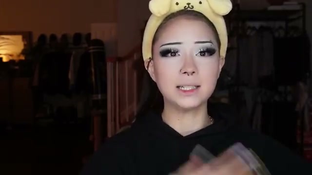 @elm0zwrldyt reviewing Essence Fix and Last Keep It Perfect Fixing Spray at 18:50 in a YouTube Shorts video