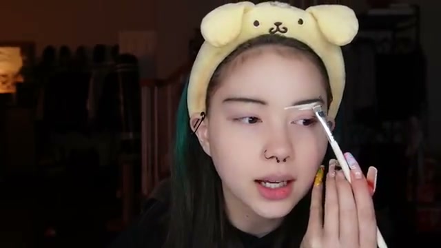 @elm0zwrldyt reviewing Essence Hydrating Longwear Concealer at 04:38 in a YouTube Shorts video