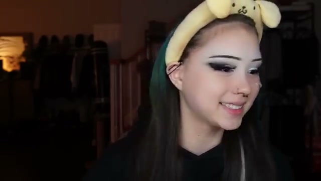 @elm0zwrldyt reviewing Essence Jelly Grip Hydrating Primer at 09:51 in a YouTube Shorts video