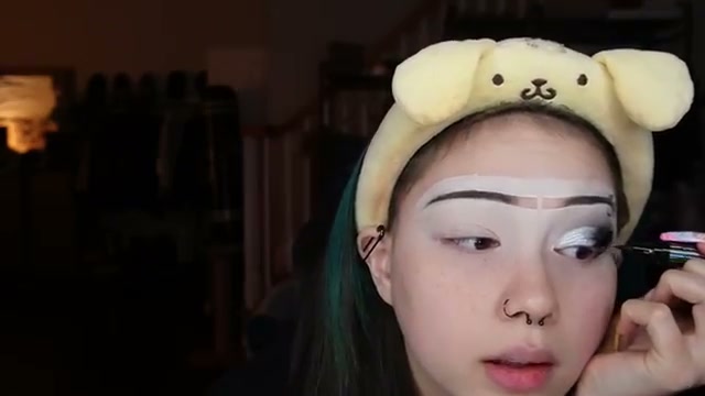 @elm0zwrldyt reviewing Essence Quick Wing Stamp Eyeliner at 08:38 in a YouTube Shorts video