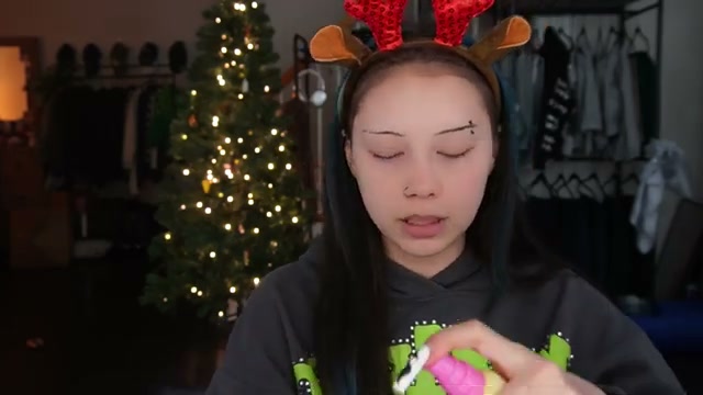 @elm0zwrldyt reviewing Global Beauty Care Hydrating Serum at 06:00 in a YouTube Shorts video
