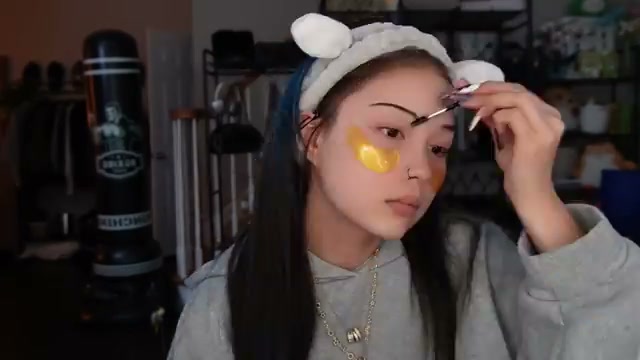 @elm0zwrldyt reviewing L.A. Colors Brow Pomade at 05:51 in a YouTube Shorts video