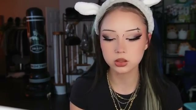 @elm0zwrldyt reviewing L.A. Colors Matte Lipstick at 27:08 in a YouTube Shorts video