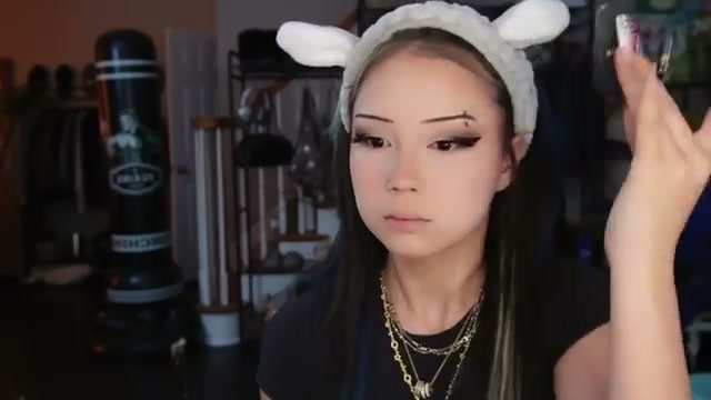 @elm0zwrldyt reviewing L.A. Girl Pro Powder at 18:32 in a YouTube Shorts video