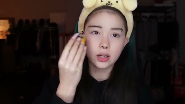 @elm0zwrldyt reviewing L.A. Girl White Concealer at 04:22 in a YouTube Shorts video