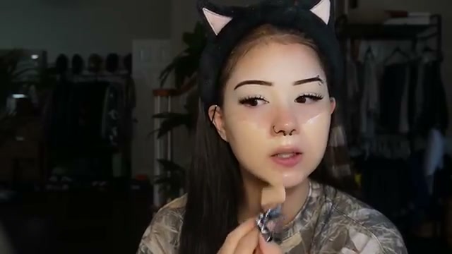 @elm0zwrldyt reviewing Maybelline Fit Me Foundation at 10:11 in a YouTube Shorts video