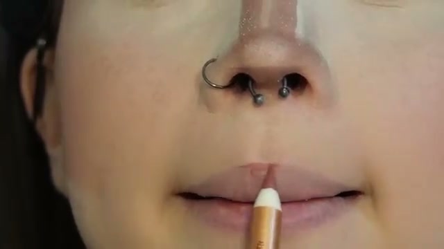@elm0zwrldyt reviewing MCoBeauty Lip Liner at 21:54 in a YouTube Shorts video