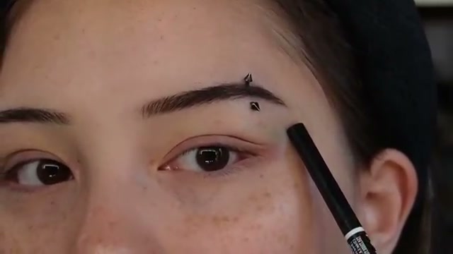 @elm0zwrldyt reviewing NYX Brow Pencil at 04:04 in a YouTube Shorts video