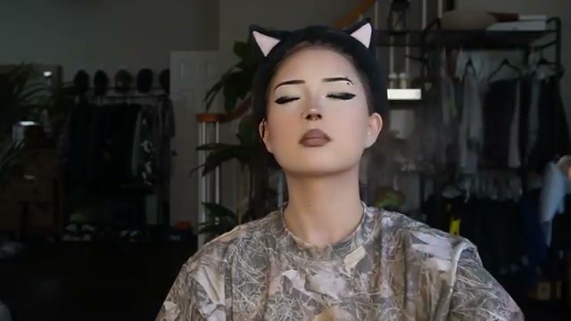 @elm0zwrldyt reviewing Revlon Infinite Conceal and Define Mattifying Setting Spray 16-Hour Long Wear at 24:27 in a YouTube Shorts video