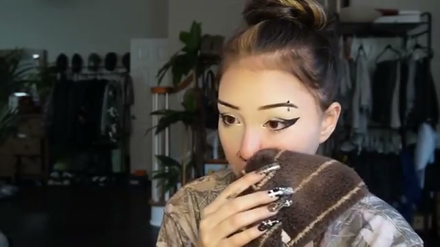 @elm0zwrldyt reviewing Revolution Setting Spray at 26:53 in a YouTube Shorts video