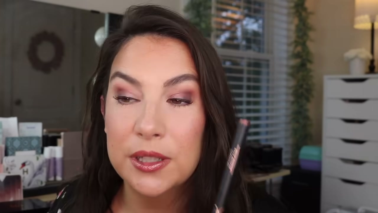 @emilynoel83 reviewing Anastasia Beverly Hills Glidr Shadow Stick at 09:25 in a YouTube Shorts video