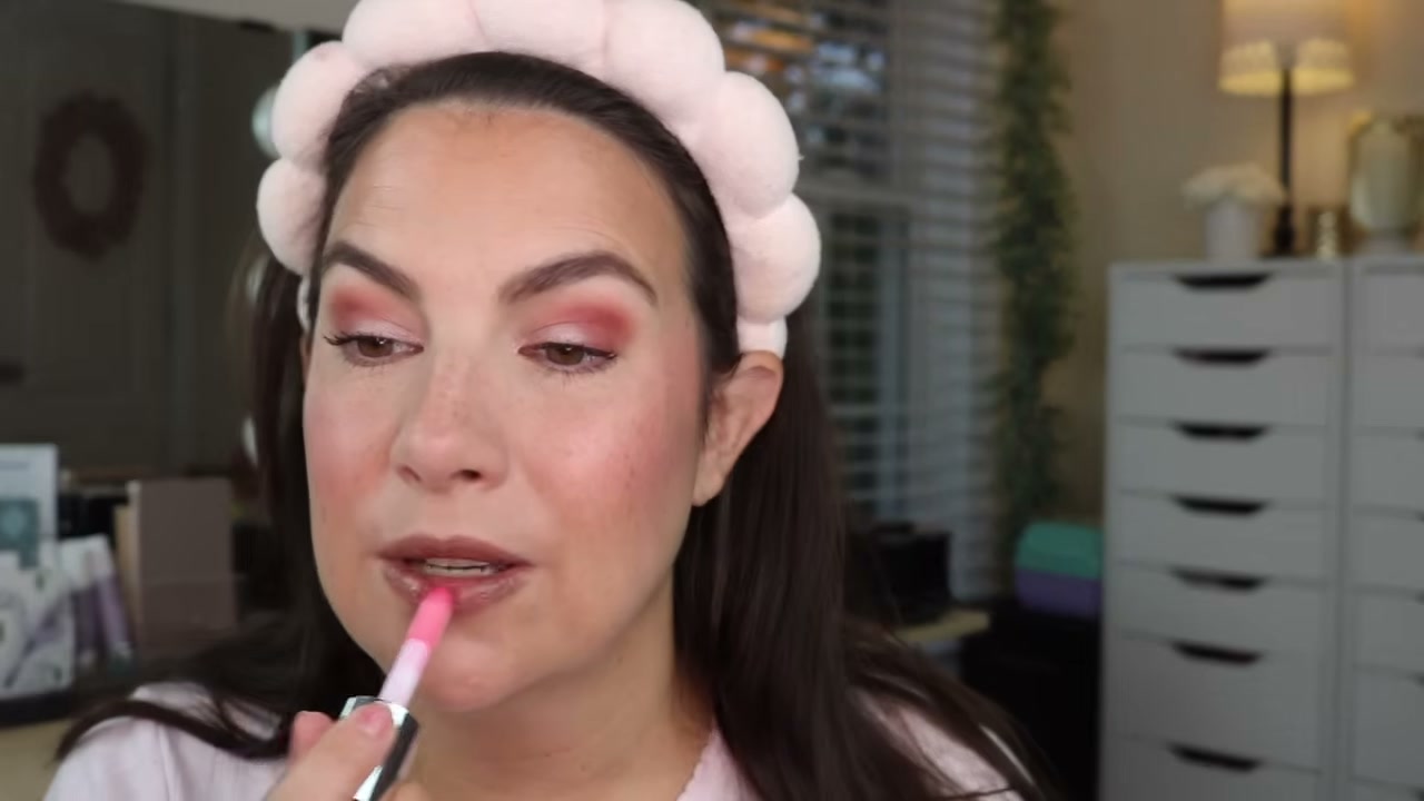 @emilynoel83 reviewing Essence Hydra Kiss Lip Oil at 23:34 in a YouTube Shorts video