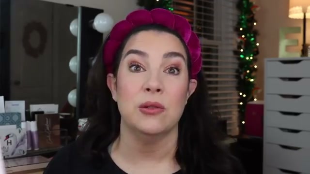 @emilynoel83 reviewing Essence Pure Nude Highlighter at 08:26 in a YouTube Shorts video