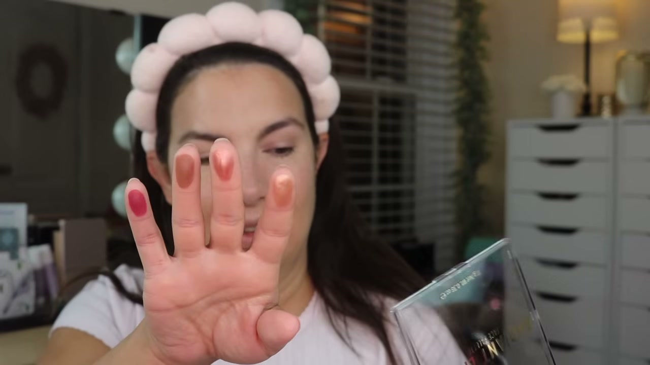 @emilynoel83 reviewing Essence Radiant Light Palette at 08:46 in a YouTube Shorts video