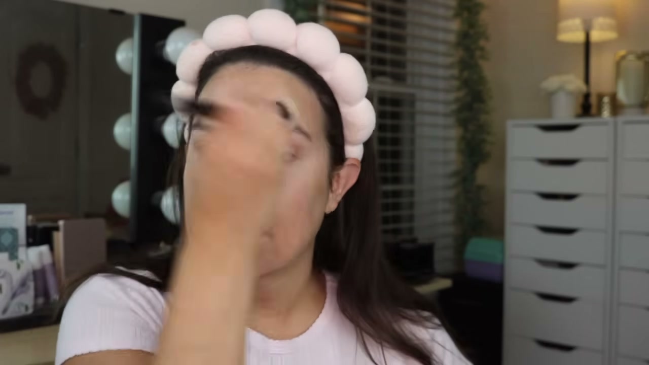 @emilynoel83 reviewing Essence Silky Blur Translucent Powder at 07:10 in a YouTube Shorts video