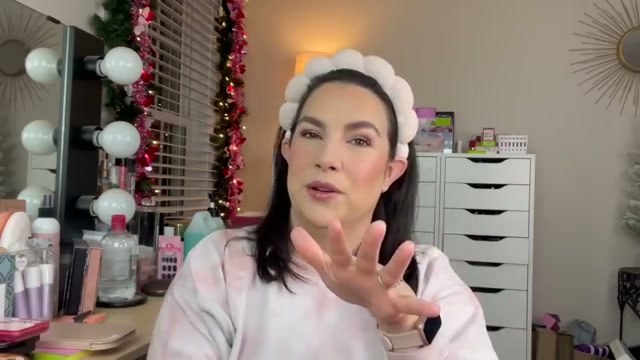 @emilynoel83 reviewing Estée Lauder Holiday Beauty Gift Set at 02:24 in a YouTube Shorts video