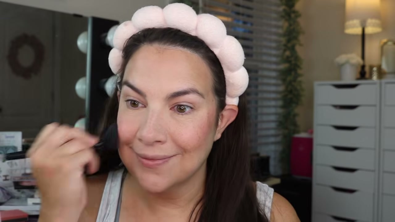 @emilynoel83 reviewing Hourglass Ambient Lighting Edit at 09:11 in a YouTube Shorts video
