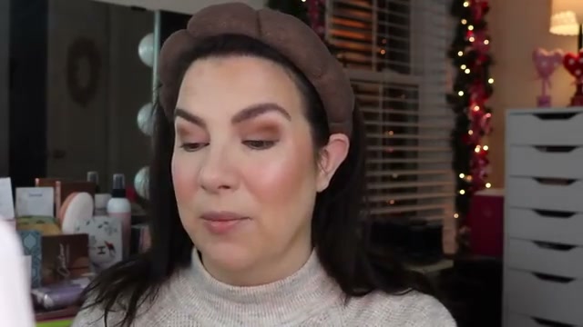 @emilynoel83 reviewing L'Oréal Paris Paradise Le Shadow Stick at 18:33 in a YouTube Shorts video