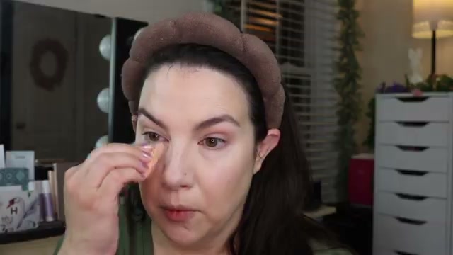 emilynoel83 mentioning L'Oréal Infallible Blur-Fection Loose Powder at 06:04 in their YouTube video