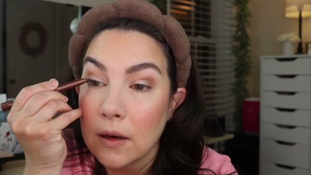 emilynoel83 mentioning L'Oréal Le Shadow Stick at 09:11 in their YouTube video