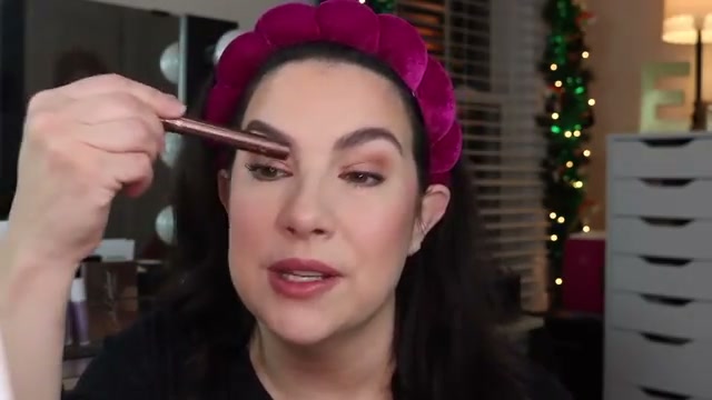 @emilynoel83 reviewing L'oreal Le Shadow Stick at 09:05 in a YouTube Shorts video