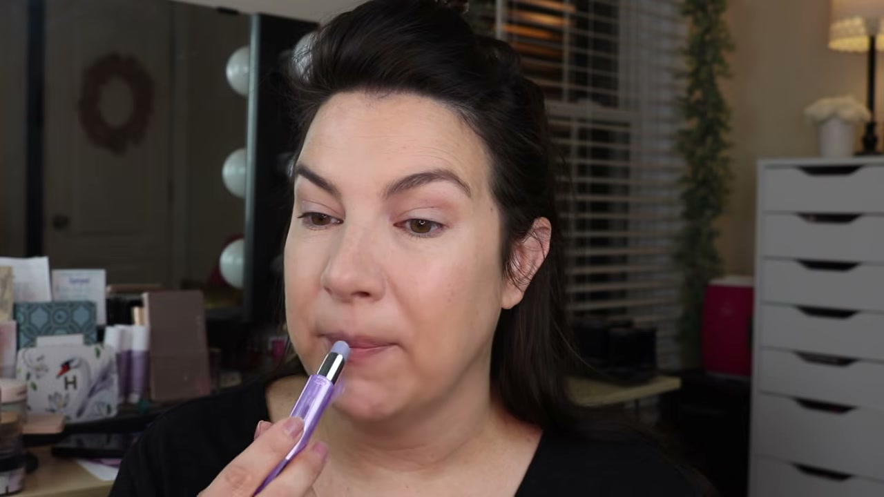 @emilynoel83 reviewing Lip Smacker Flip Gloss at 05:04 in a YouTube Shorts video