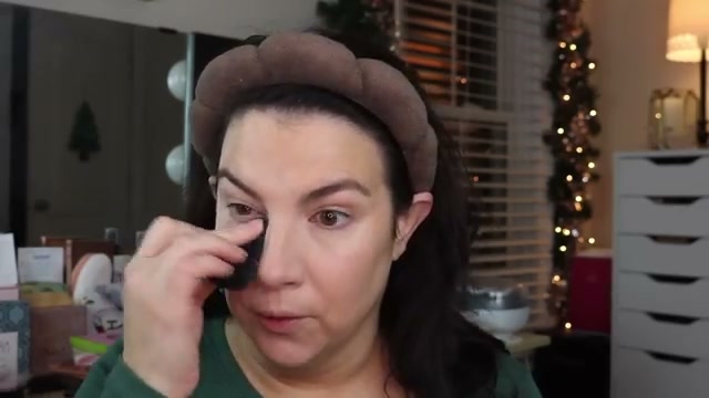 @emilynoel83 reviewing Maybelline Fit Me Loose Finishing Powder at 04:35 in a YouTube Shorts video
