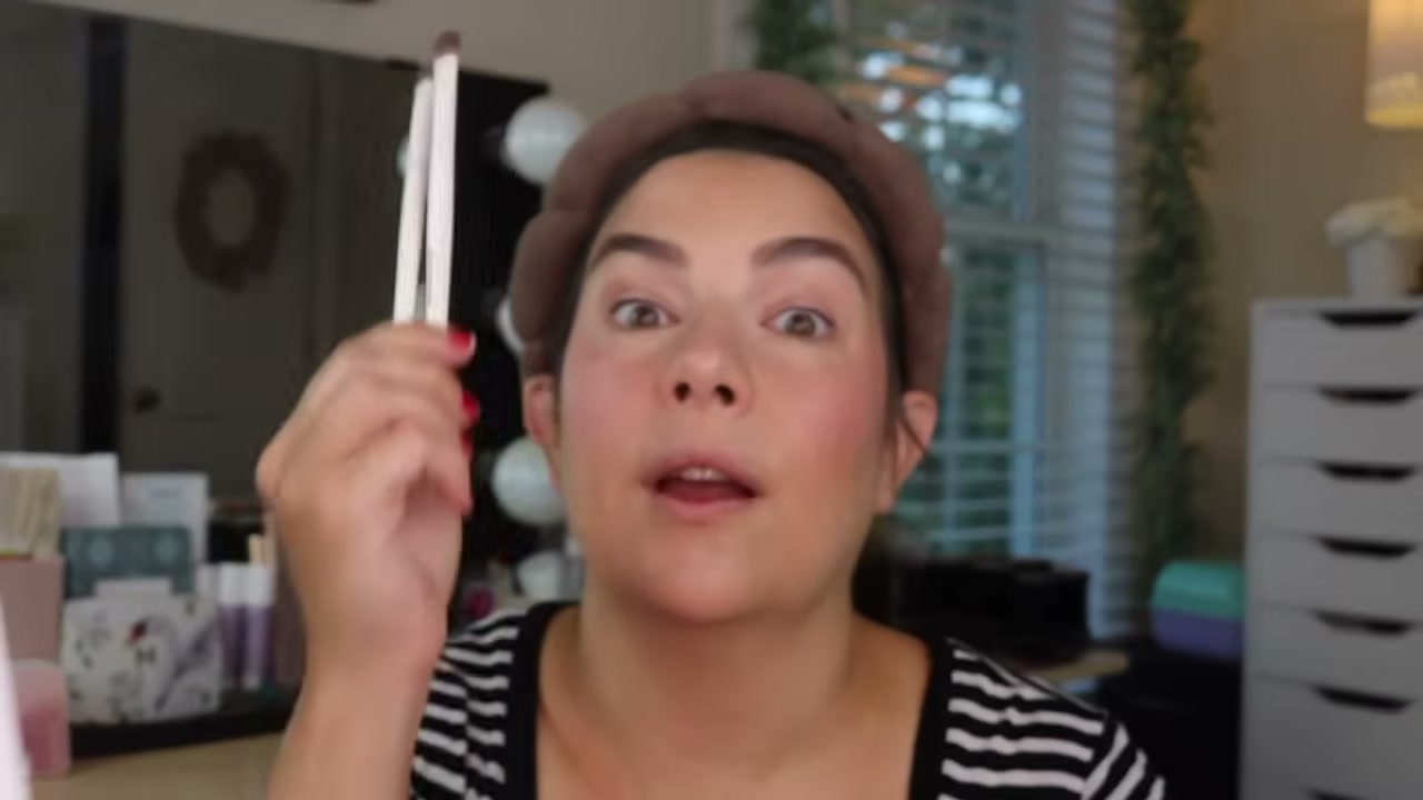 @emilynoel83 reviewing Morphe M302 Medium Flat Brush at 19:01 in a YouTube Shorts video