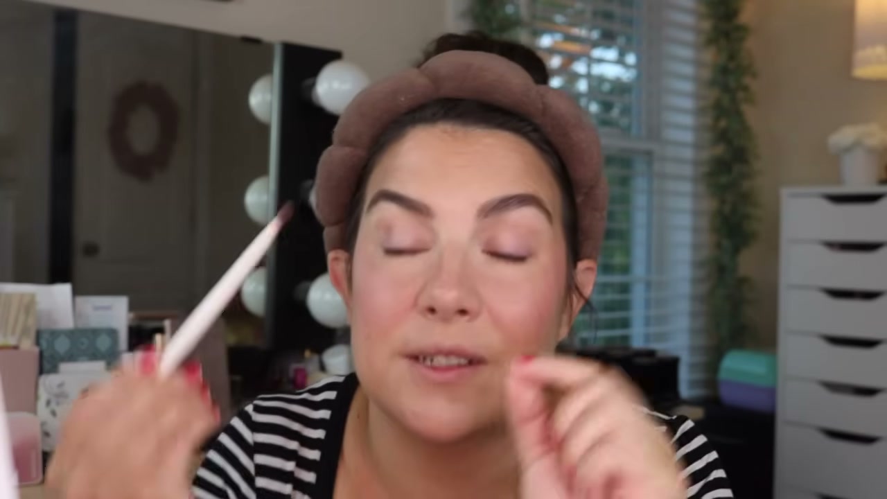 @emilynoel83 reviewing Morphe M303 Large Flat Brush at 18:14 in a YouTube Shorts video