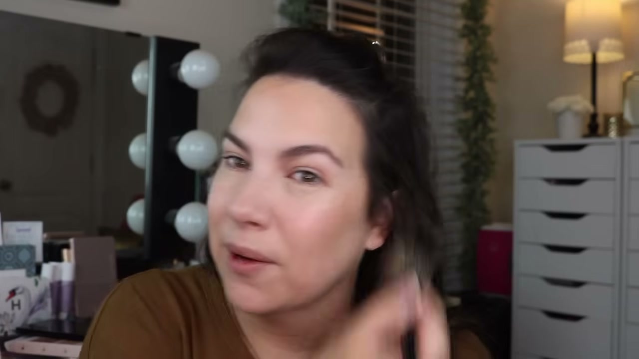 @emilynoel83 reviewing Nude by Nature Natural Glow Loose Bronzer at 08:30 in a YouTube Shorts video