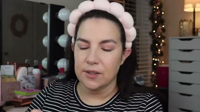@emilynoel83 reviewing NYX Wonder Snatch Loose Powder at 04:15 in a YouTube Shorts video