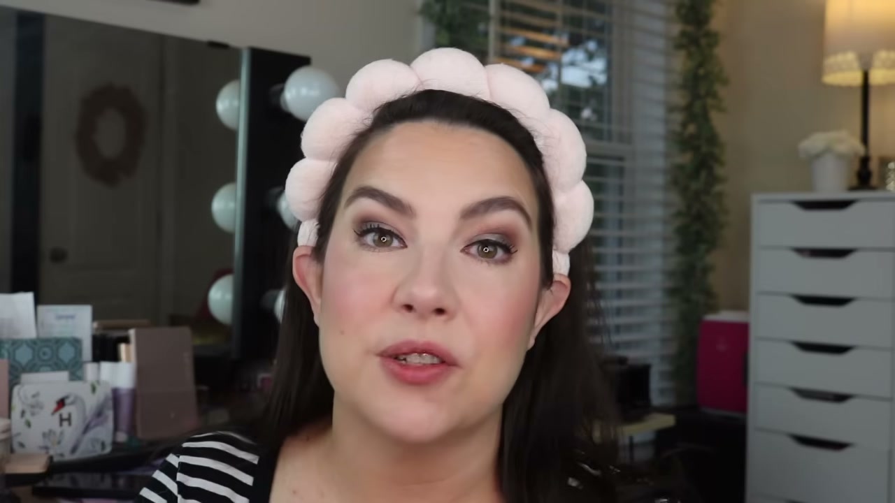 @emilynoel83 reviewing Revlon Colorstay Lip Liner at 21:43 in a YouTube Shorts video