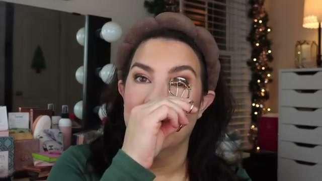 @emilynoel83 reviewing Shiseido Eyelash Curler at 15:04 in a YouTube Shorts video