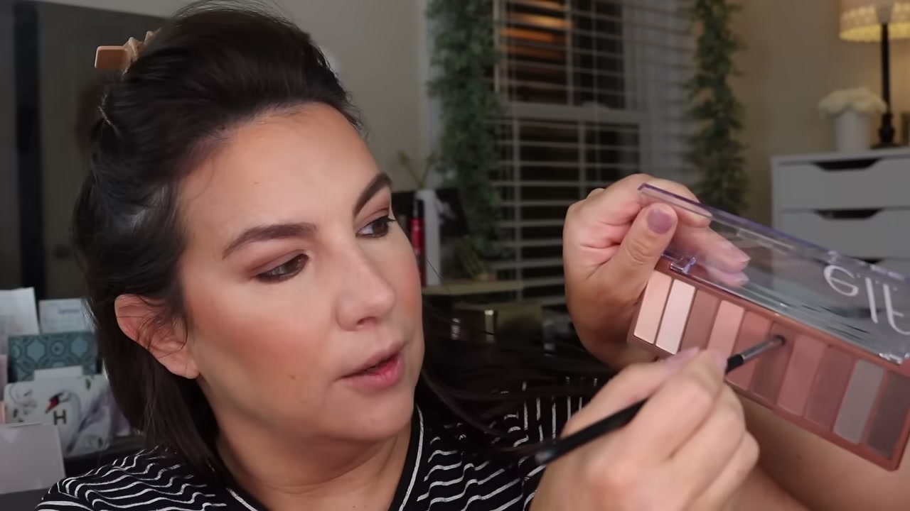 @emilynoel83 reviewing Sigma Beauty E21 Smudge Brush at 08:52 in a YouTube Shorts video