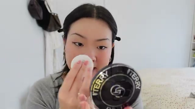 @estherdaze reviewing BY TERRY Hyaluronic Pressed Hydra-Powder at 07:50 in a YouTube Shorts video