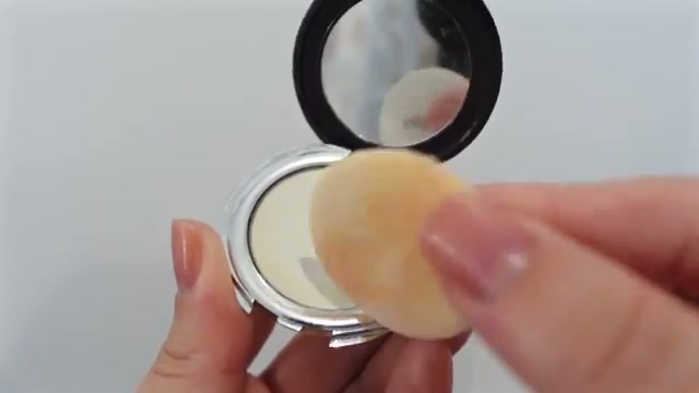 @estherdaze reviewing BY TERRY Hyaluronic Pressed Hydra-Powder at 07:01 in a YouTube Shorts video