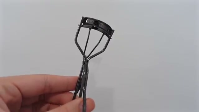 @estherdaze reviewing Shiseido Eyelash Curler at 05:09 in a YouTube Shorts video