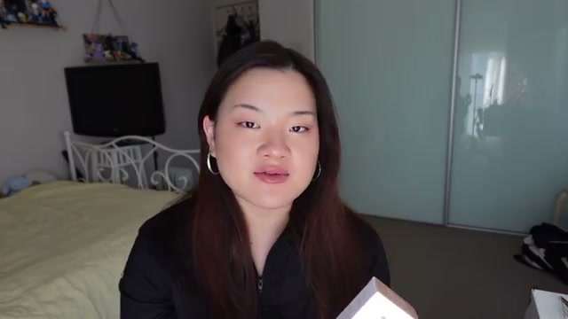 @estherdaze reviewing Summer Fridays Sheer Skin Tint with Hyaluronic Acid + Squalane at 01:01 in a YouTube Shorts video