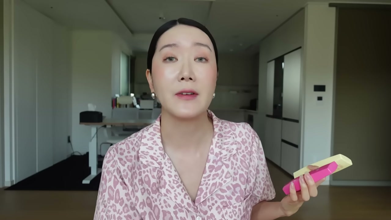 @euniunni reviewing House of HUR Weightless Sun Fluid Spf50+ Pa++++ at 07:24 in a YouTube Shorts video