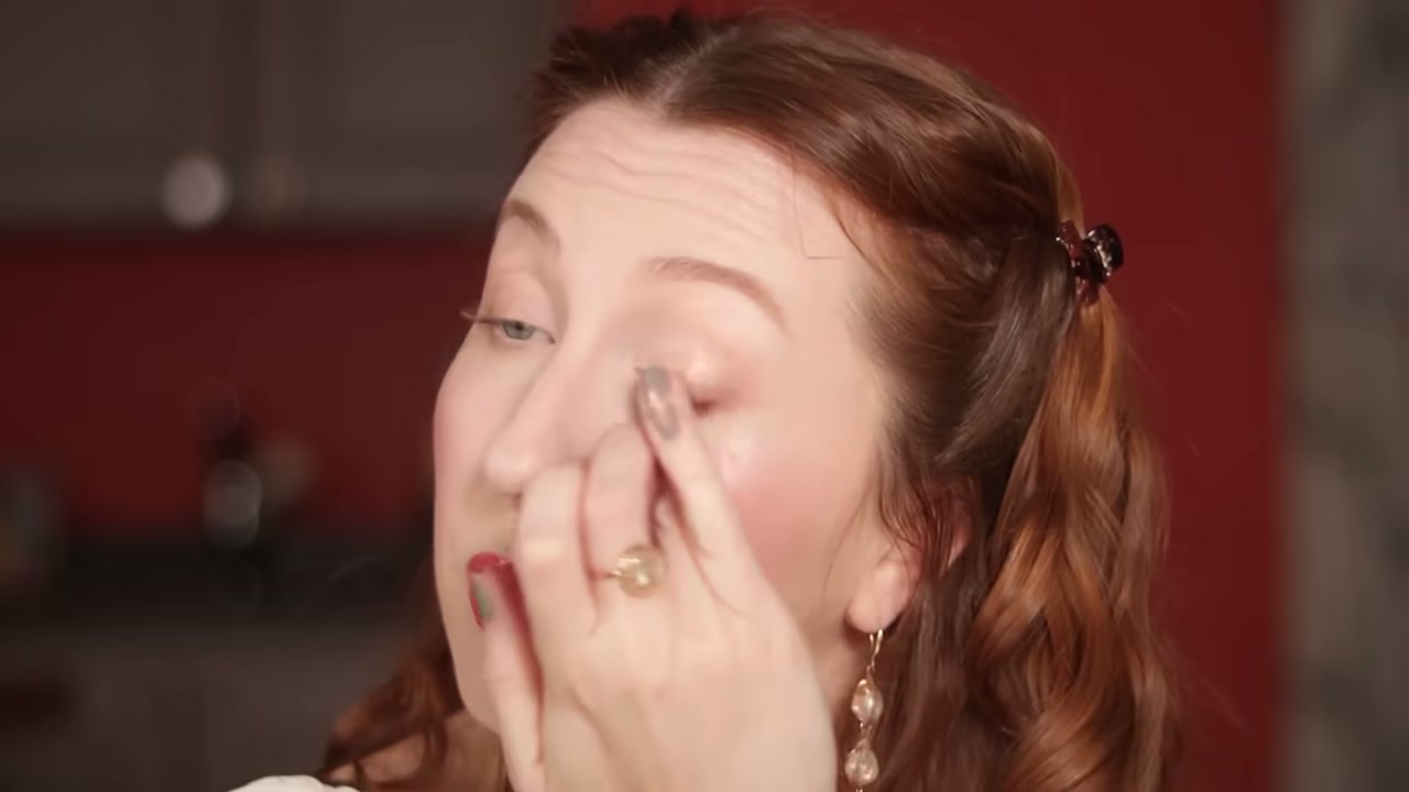 @evangelinemolly reviewing Dasique Nude Potion Palette at 09:12 in a YouTube Shorts video