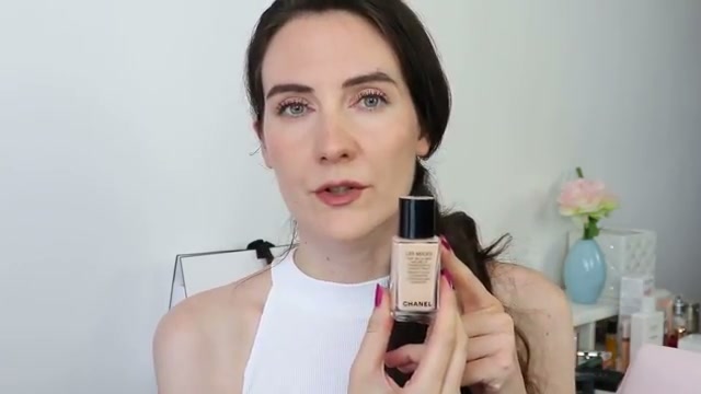 @frenchforaday reviewing CHANEL Les Beiges Healthy Glow Foundation Hydration and Longwear at 07:22 in a YouTube Shorts video
