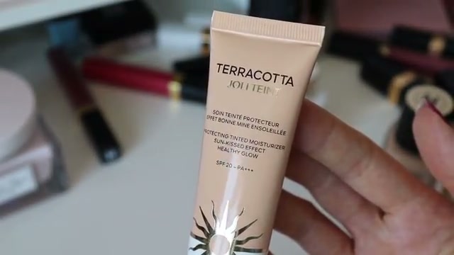@frenchforaday reviewing Guerlain Terracotta Joli Teint SPF20 at 20:25 in a YouTube Shorts video