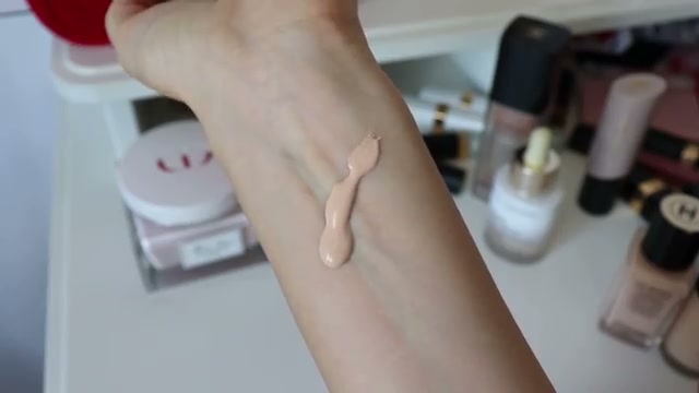 @frenchforaday reviewing Sisley Phyto-Hydra Teint at 12:14 in a YouTube Shorts video