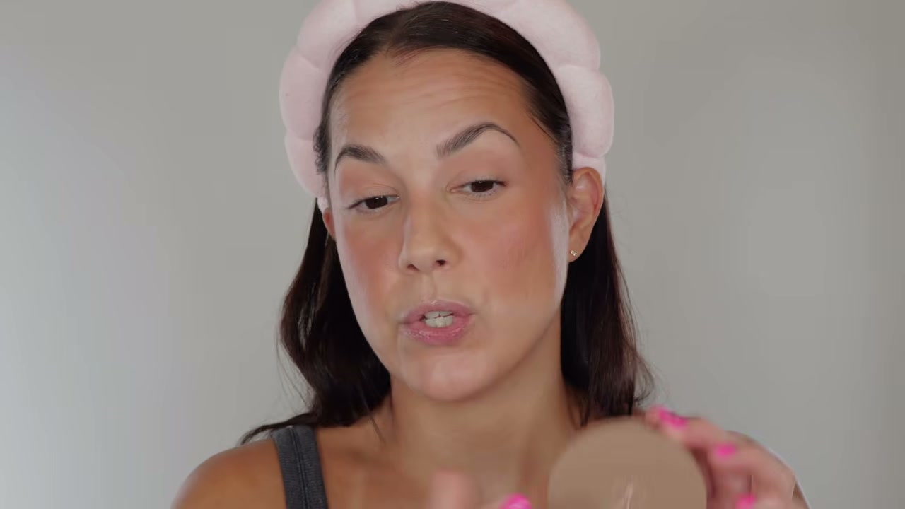 @glamourbylexi reviewing Anastasia Beverly Hills Blur Bronzer at 09:09 in a YouTube Shorts video