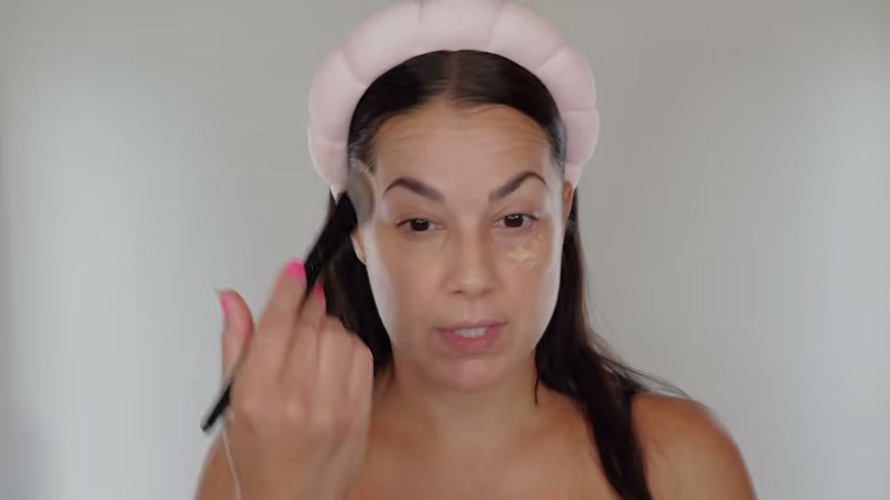 @glamourbylexi reviewing BK Beauty N19 Brush at 07:35 in a YouTube Shorts video
